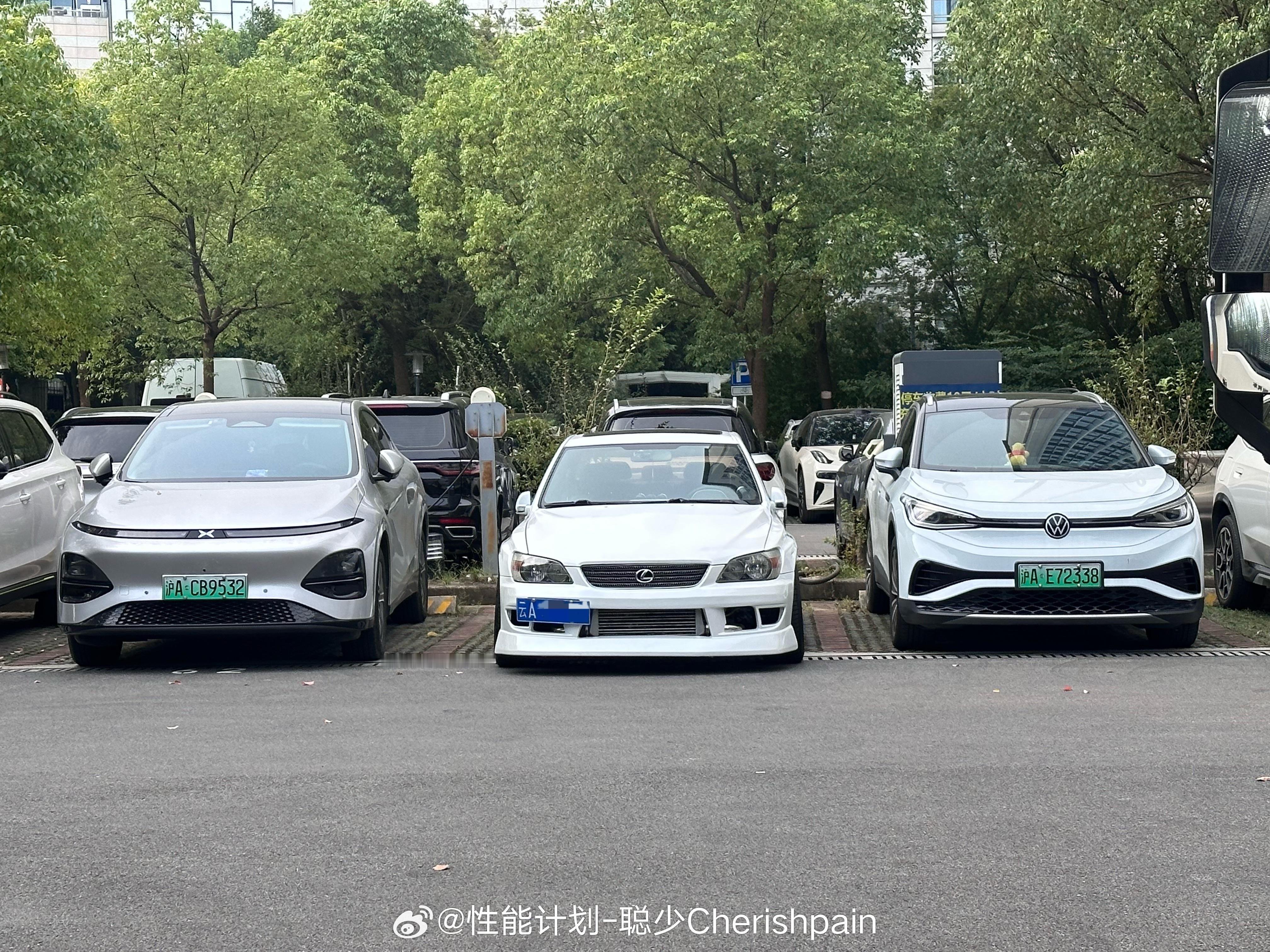在两台新能源中间，我车看起来也太乖巧了[抱一抱]聪少的咬地鲨 ​​​