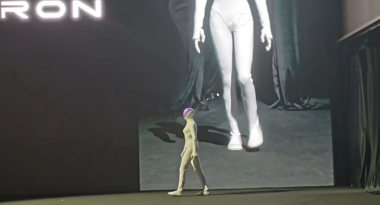 小鹏机器人小鹏这一波玩的太溜了，有多少人上套了？打脸了这么多人，估计何小鹏看评论