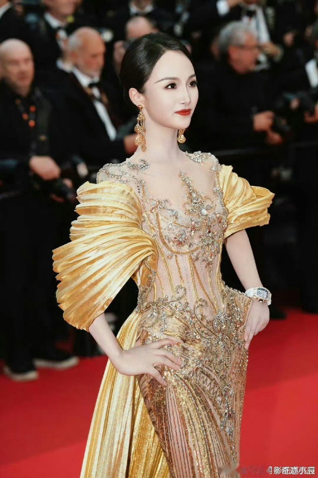  项亮月戛纳红毯金凤凰礼服造型 项亮月穿金凤凰高定礼服亮相戛纳，展翅华服栩然若生