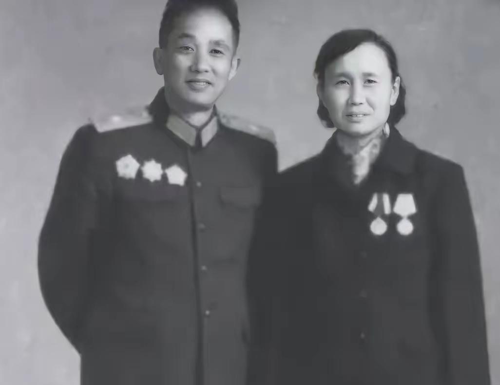 1947年，一名解放军师长，大腿根部受伤住院，这时，一19岁女护士来到他的病房，
