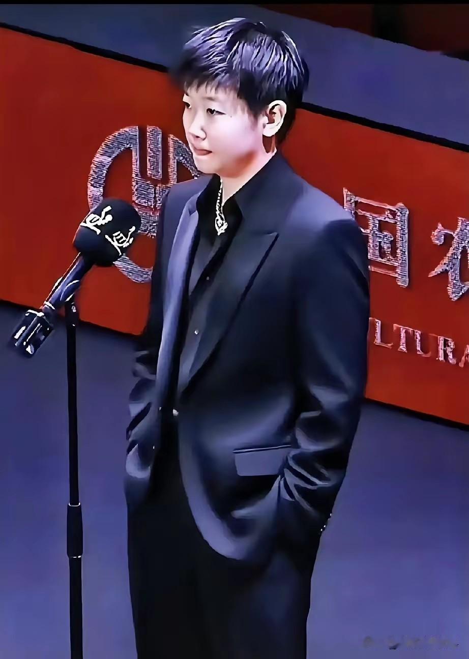 不少网友感慨，孙颖莎总因穿搭引发全网热议。

她私下穿搭向来随心而定，不刻意迎合