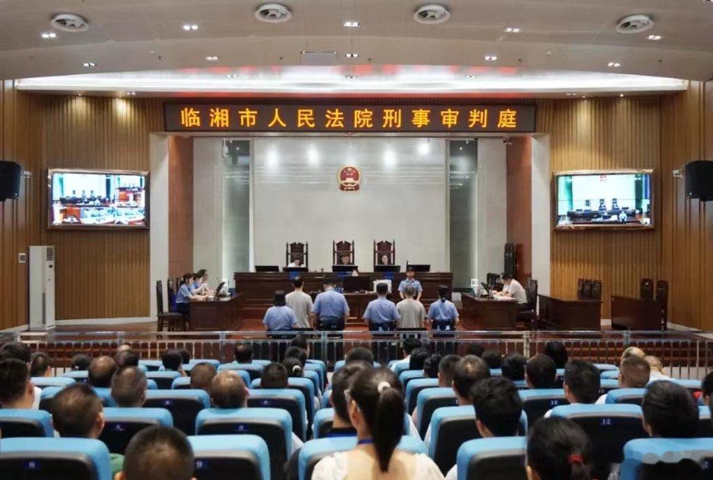 太轻了不可思议。一个中学的总务处主任，竟然能从学生的嘴里，一分一角地侵吞下240
