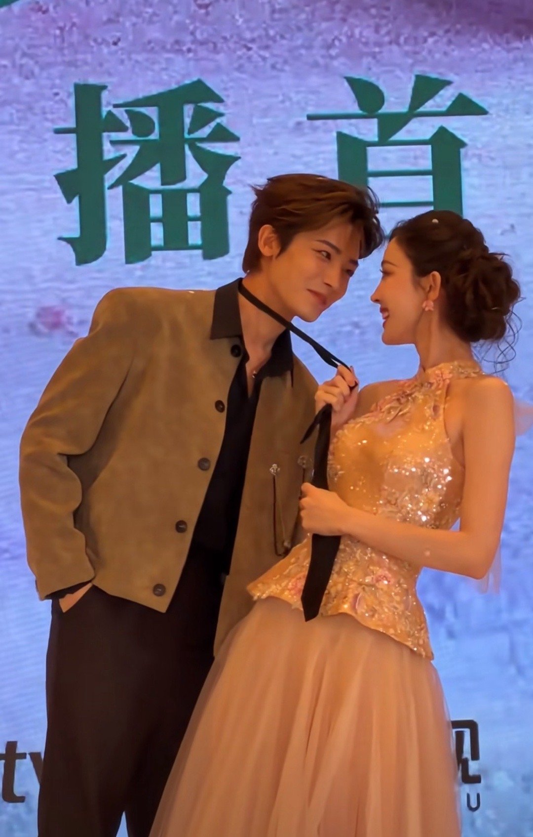 他两纯粹就是为了剧宣  一点都不敢 