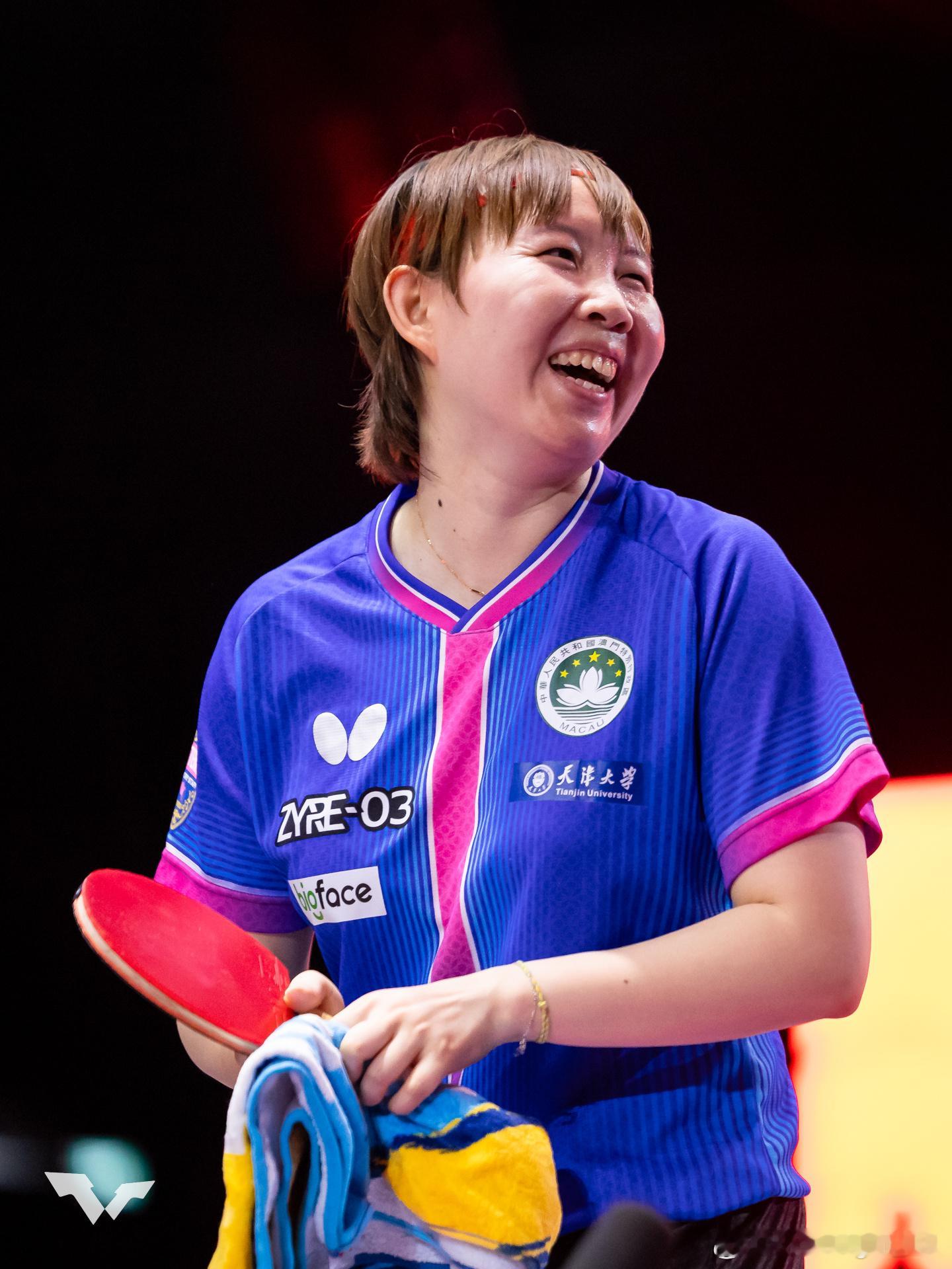 朱雨玲的新球衣上印着天津大学 