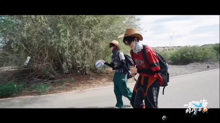 朱志鑫张极的体力到底什么构造！全员负重徒步累到不行，他俩眼神一对直接加速跑。张极