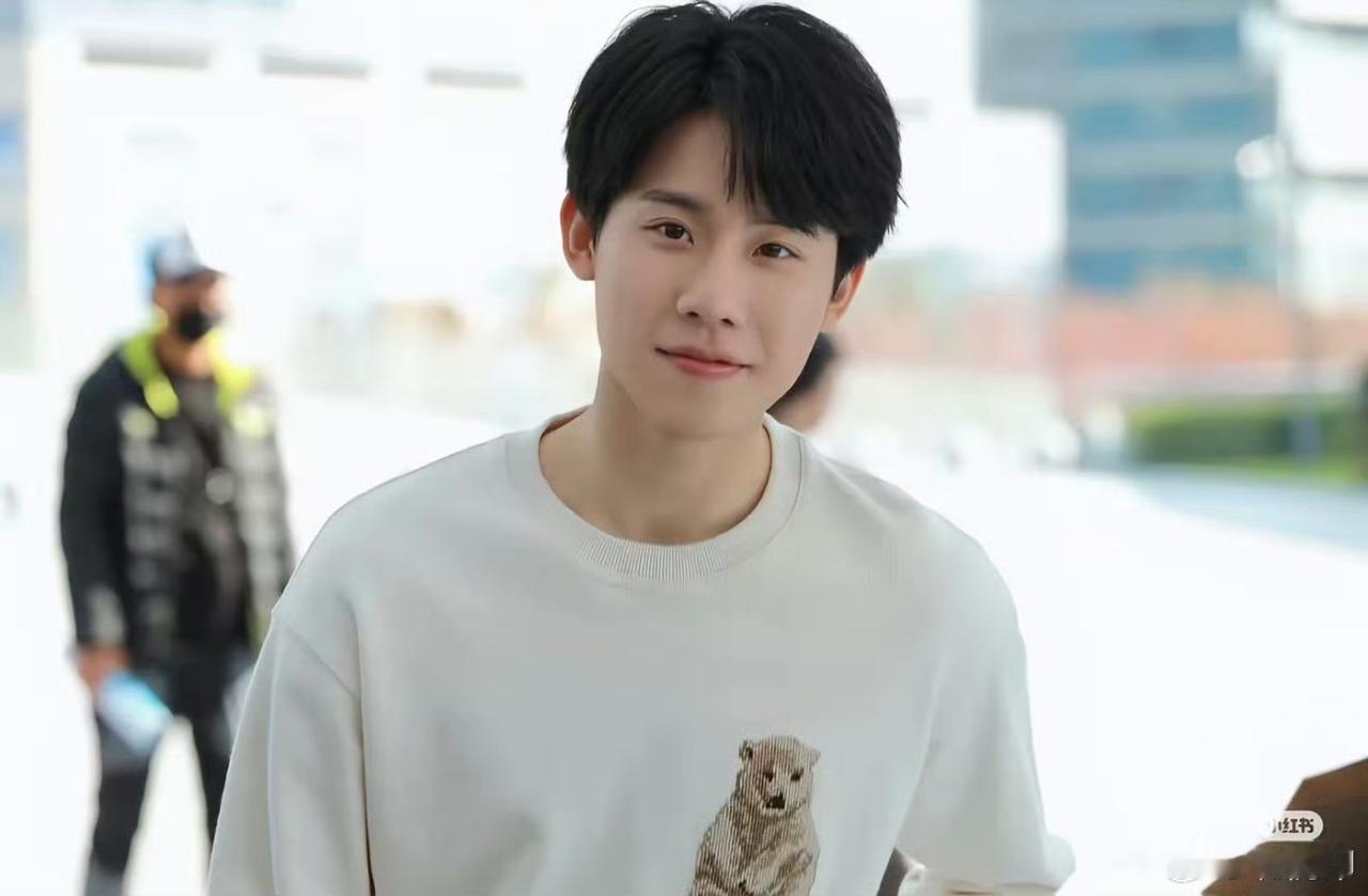 滤镜破碎后的真实：演员消费观与颜值审美之争
 
近期“方一凡订平价酒店”的话题引