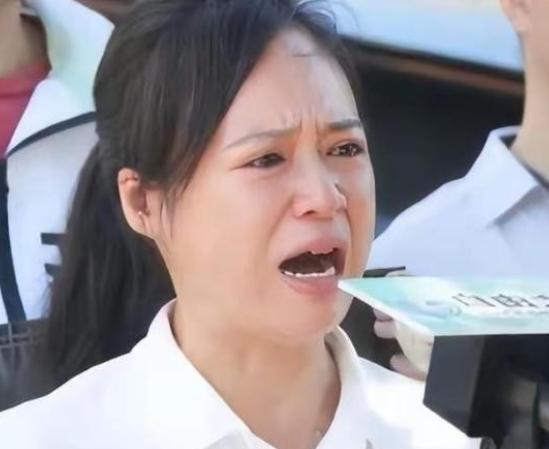 "中国越制裁我，我就越反华！"这句狂言竟出自深圳前律师周君红之口。昔日那个出入高