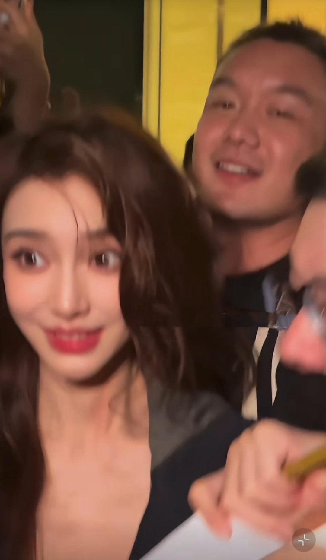 Angelababy不红了才脾气这么好吗，线下人很多很挤，感觉一直那么笑眯眯的 