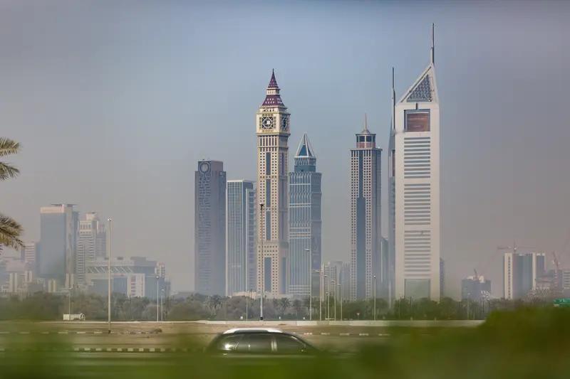 空袭让迪拜民众的生活天翻地覆。2026 年 2 月 28 日战火波及迪拜，“避风