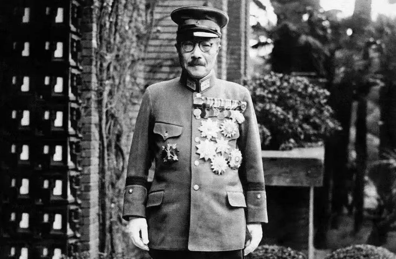 没想到这满身勋章的男子，每一枚勋章背后都沾着数十万无辜民众的鲜血！他就是二战日本