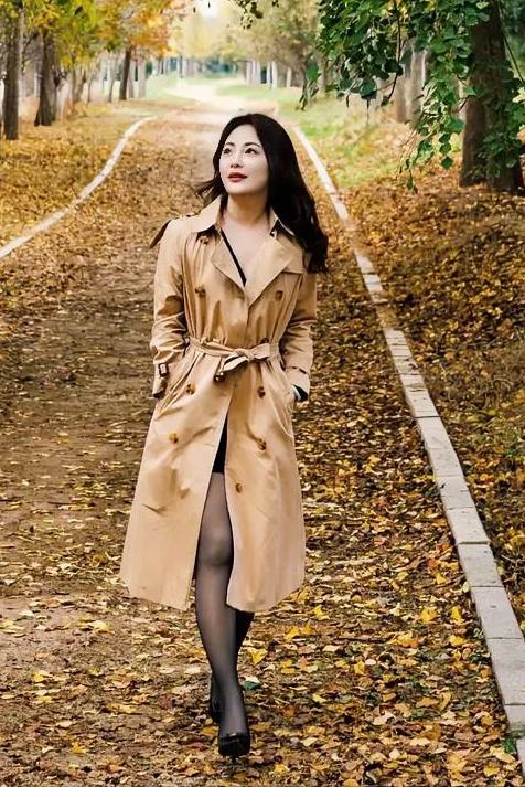 很多人，
其实真的没那么重要。
悠悠岁月，
长长的时间河流里，
“我们”不过是彼