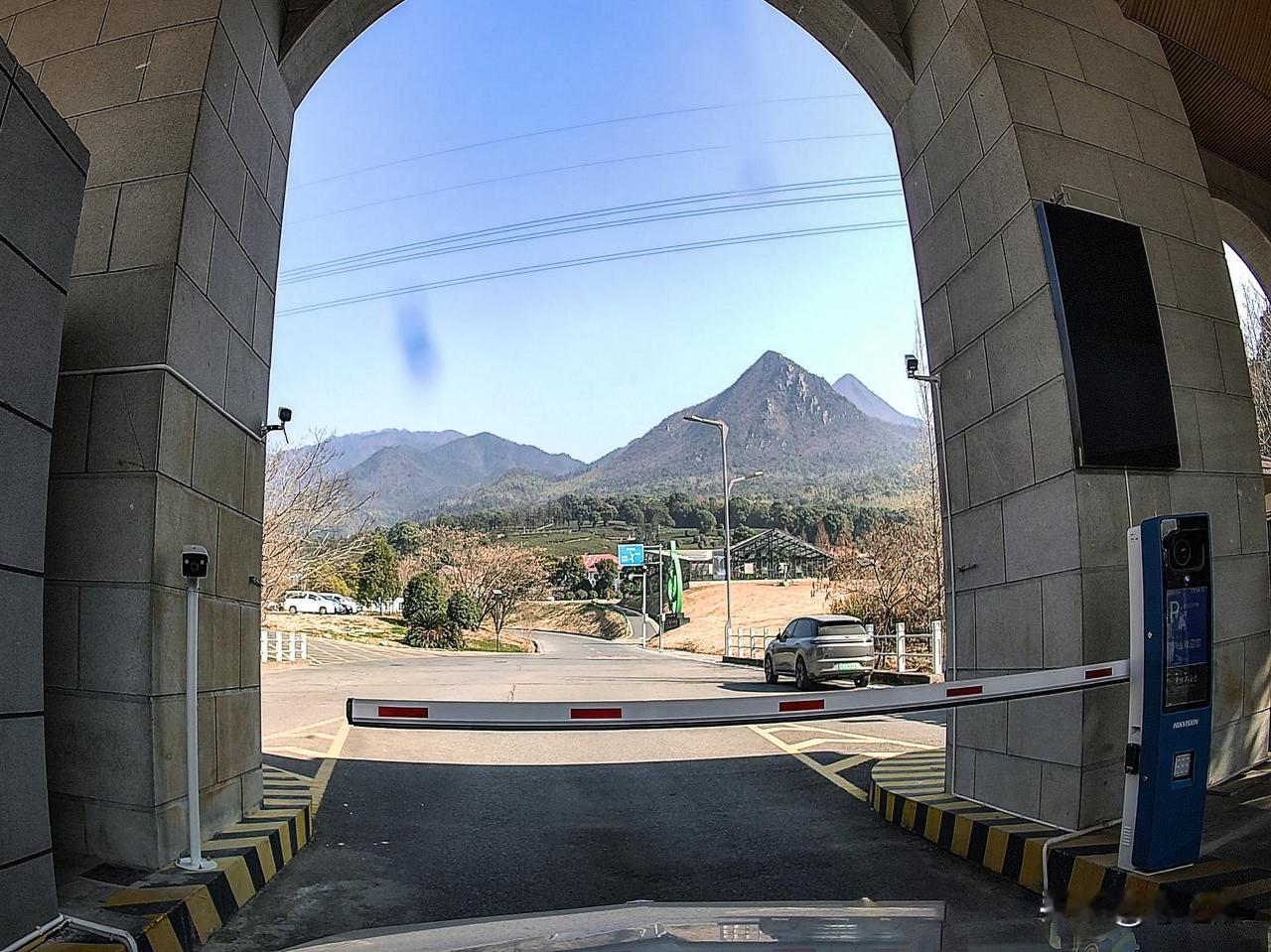 整治景区摆渡车乱象固然重要，整治景区占用国、省、县、乡道为己有、强行收费，也势在