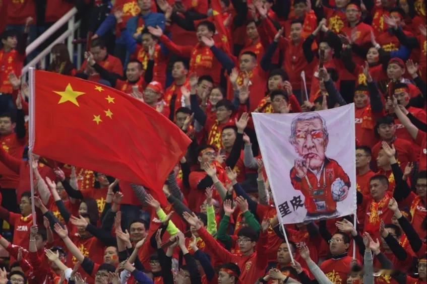 足协与其满世界为国足寻主帅，还不如再度把当年负气辞职的里皮请来，里皮任国足主帅期