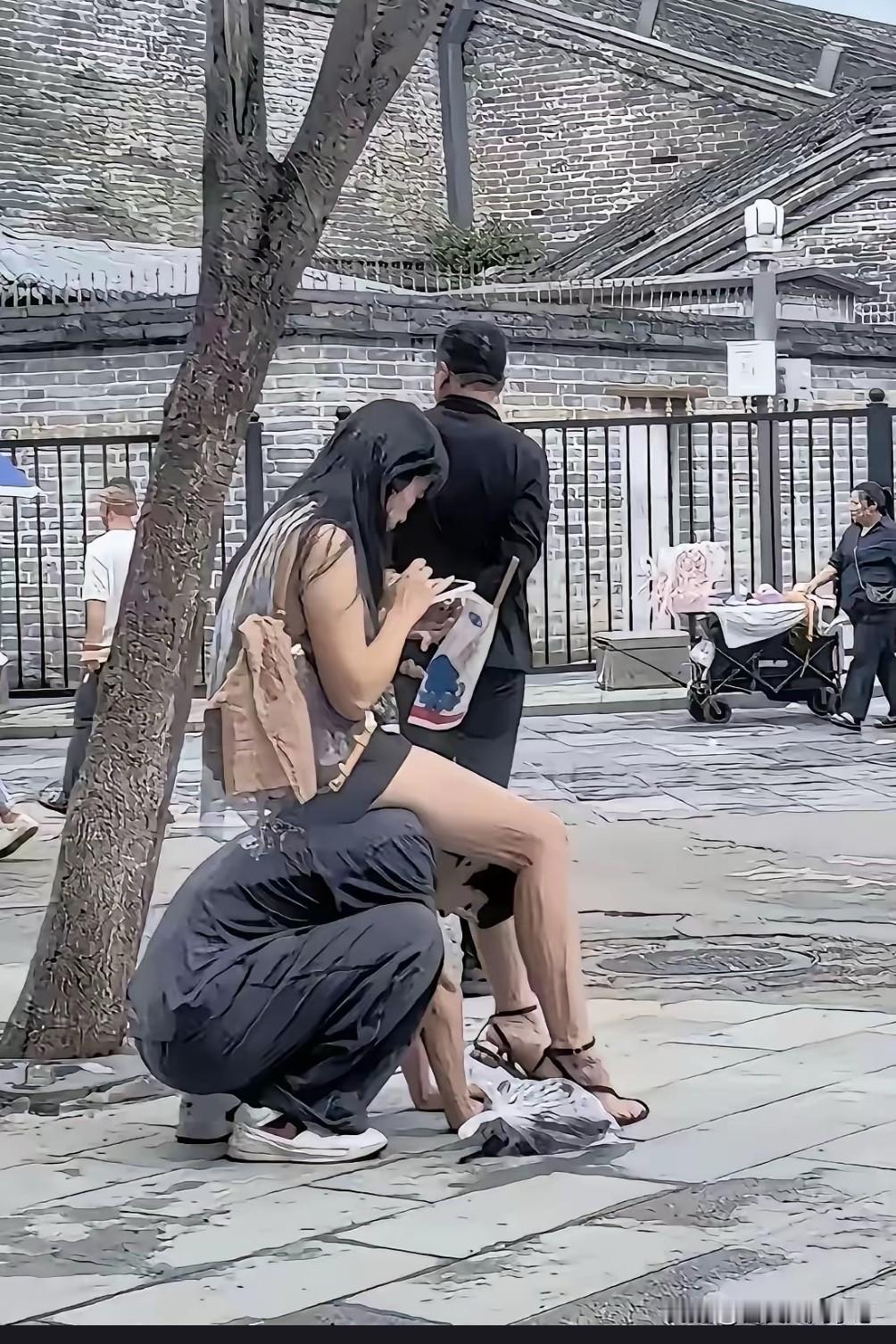 这是谁的儿子，估计自己的父母看到会心疼的，这样的女朋友娶回家不得当祖宗供着啊！