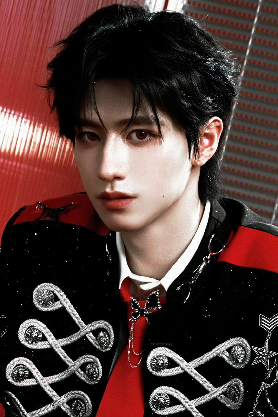 恭喜这个小男孩20岁啦期待今天朱志鑫会给我们带来什么样的惊喜吧！ 