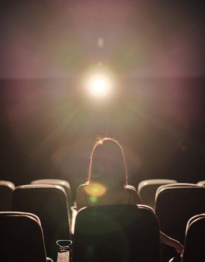  8月8日零点，陈思诚发文为佟丽娅庆生，并配上佟丽娅影院背影照，他写道：“朵朵妈