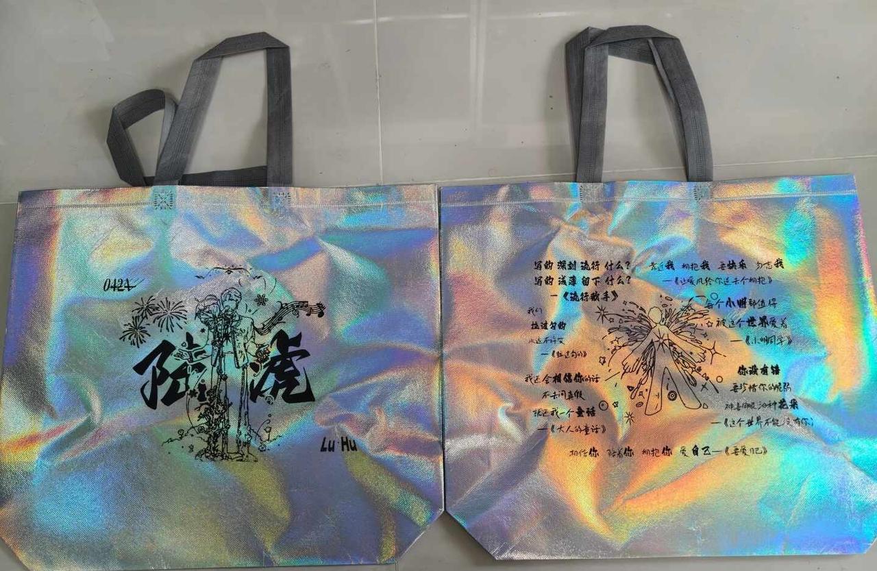 陆虎泉州伸手
下午在保利广场，同样接受伸手和线下互换嘿嘿
