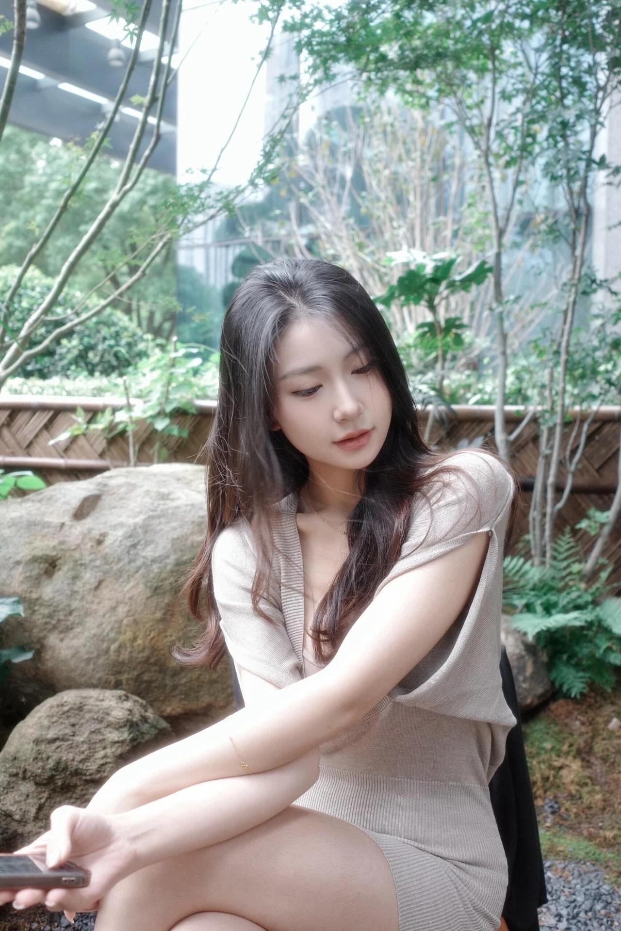 静坐花阴下，轻抚玉人妆。