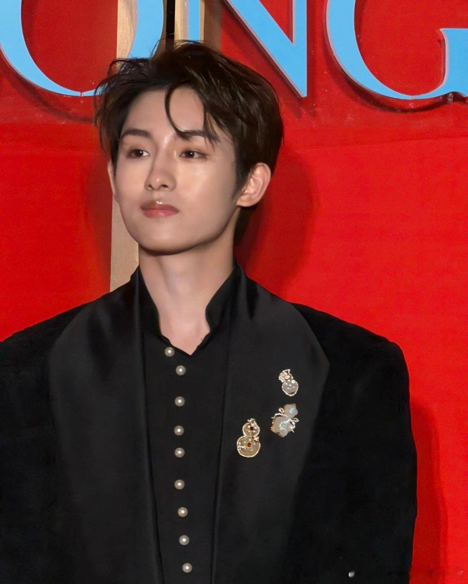 董思成今晚品牌活动生图状态 ​​​