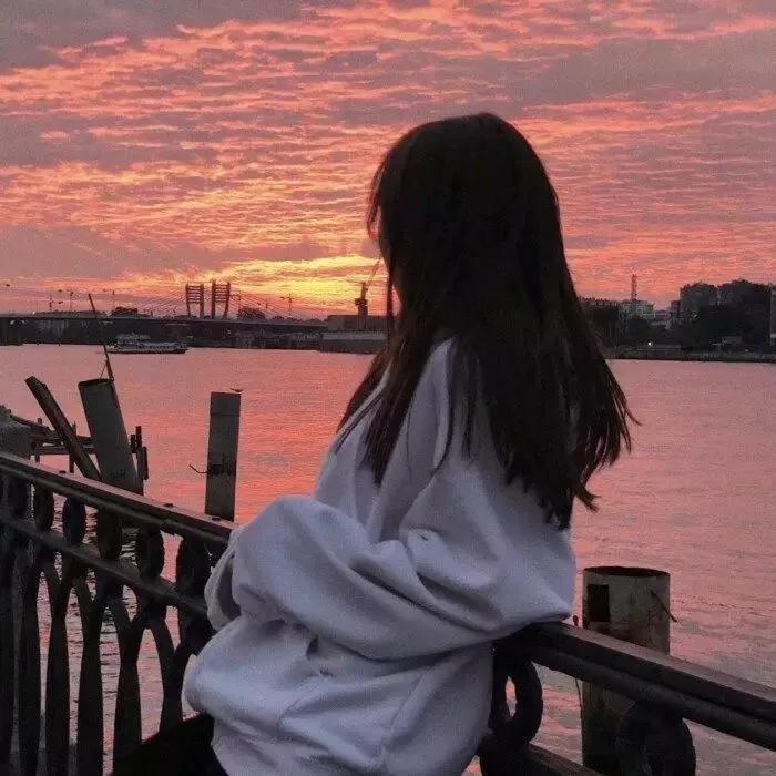 落日余晖，独自沉思的背影