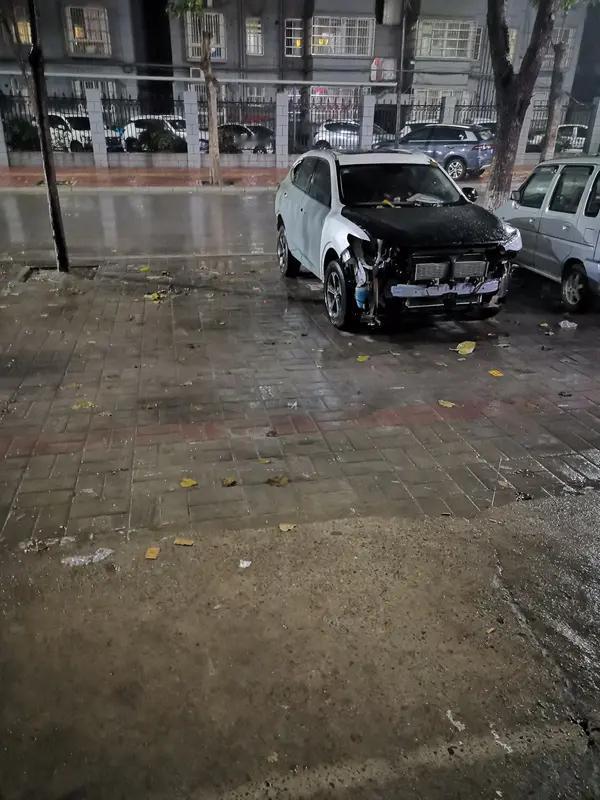 31人抢一辆严重受损的汽车，8400元起拍 ，有人出36800元拍下，业内：有二