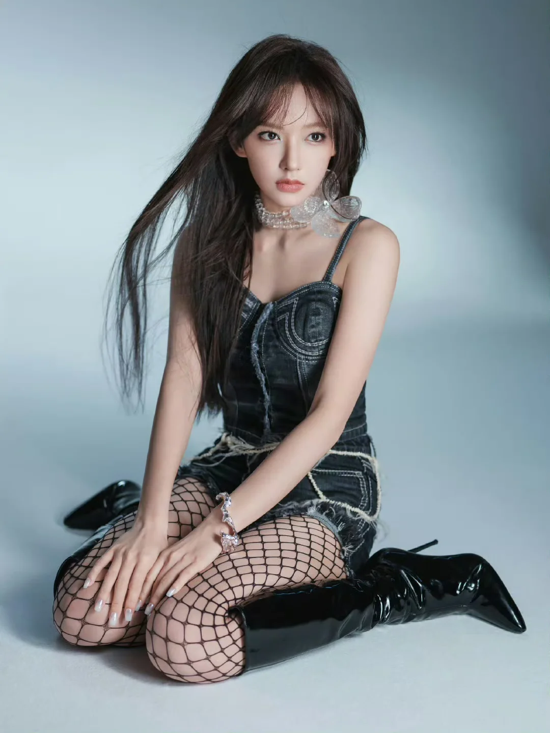 潇 丝袜美腿写真集，极品身材成熟女人魅力凸显，太诱人了