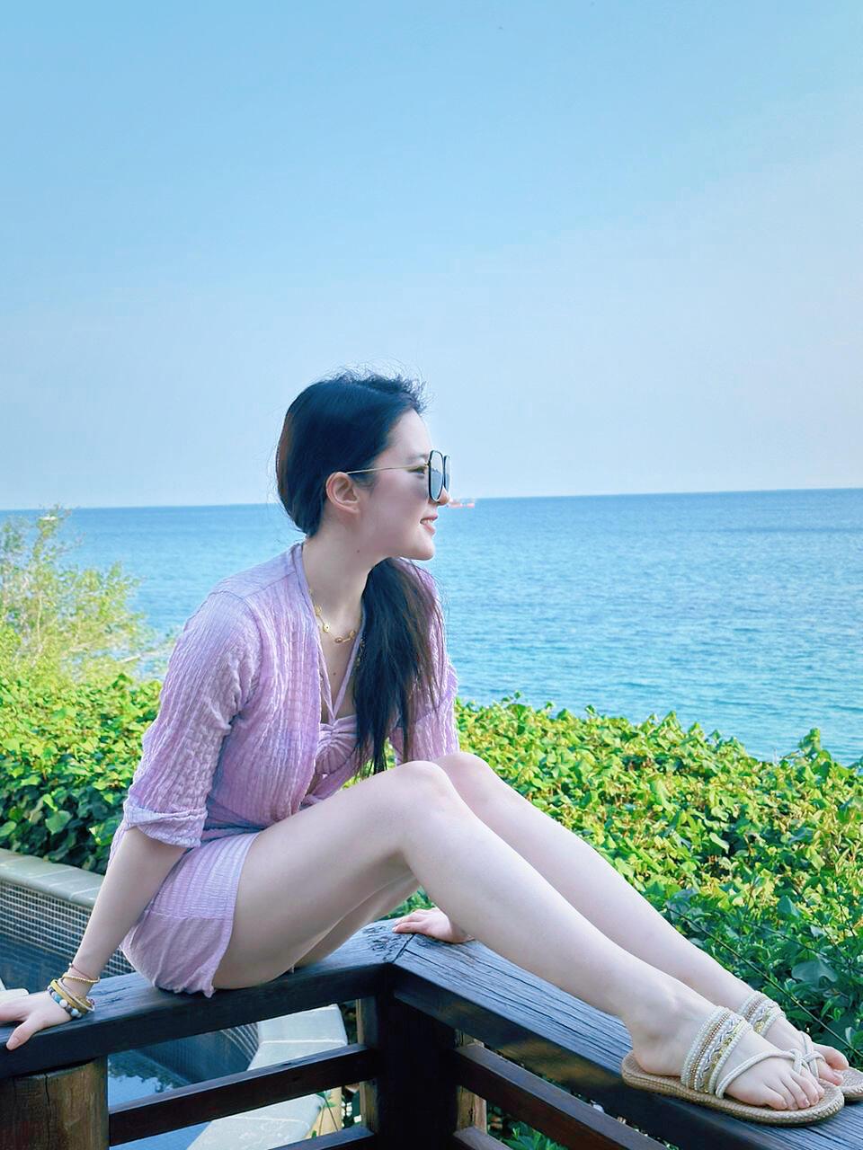 刘亦菲
风把蓝调铺成海面
她坐在栏杆上，把夏天穿成淡紫的褶皱
墨镜藏起半片晴空