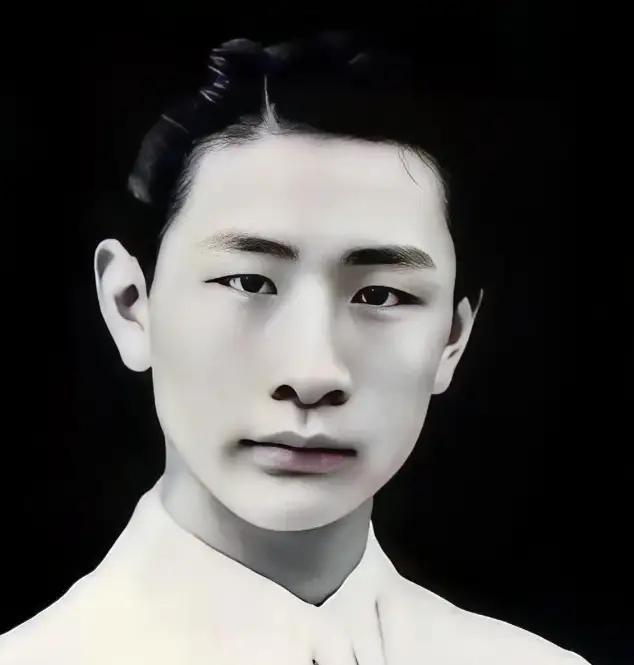 1940年，熟睡中的冯运修，突然感觉不对劲，好像是日军包围他家了。他从枕头下摸出