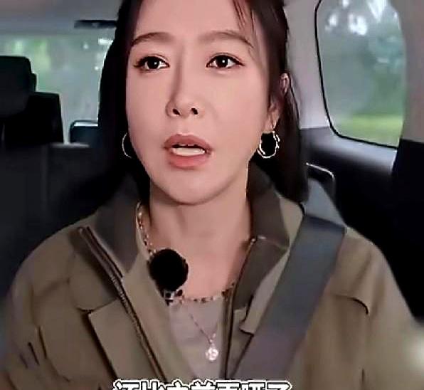 秦岚这嗓子真是让人心疼又佩服，都三年了还没好利索！
前两天她上综艺，大家一听，好