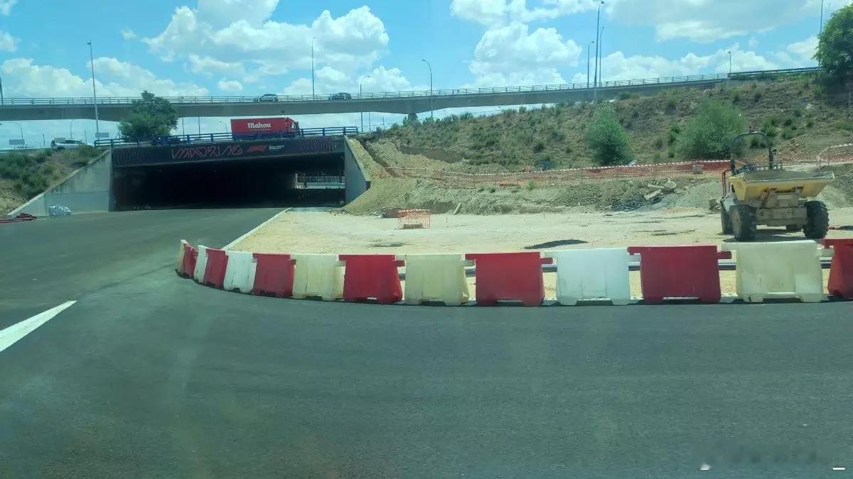 mia聊f1 距离F1西班牙🇪🇸大奖赛只剩两周 有小偷把近300米电缆偷走了