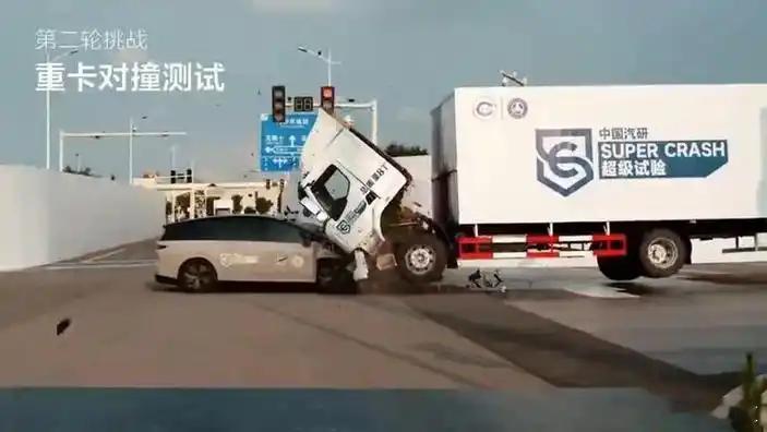 懂车之道讯 近日，懂车之道获悉，理想汽车首款纯电SUV陷入重卡对撞测试争议。在7