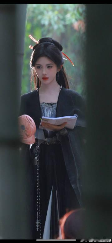 鞠婧祎黑衣红簪路透鞠婧祎阿黛竹林黑衣红簪 【时尚爆款】鞠婧祎这身造型时尚度爆表！