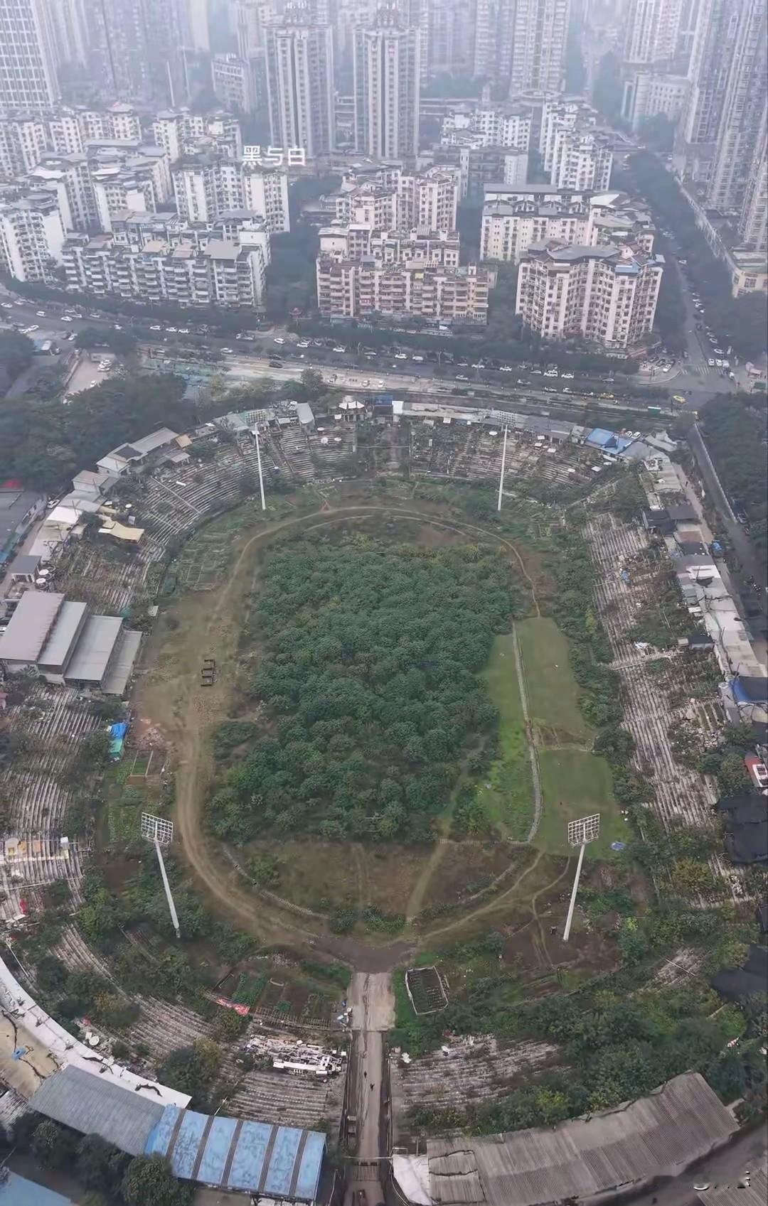 湘超告花子永州队逆袭成功，不敢相信从开场还在修缮体育场，座位都是公交车上借的。开