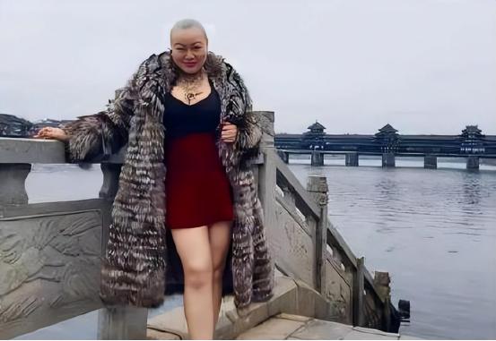 “谁娶我，我送他一辆宾利。”2019年，一名光头女子，身着皮草，手上挂满豪车车钥