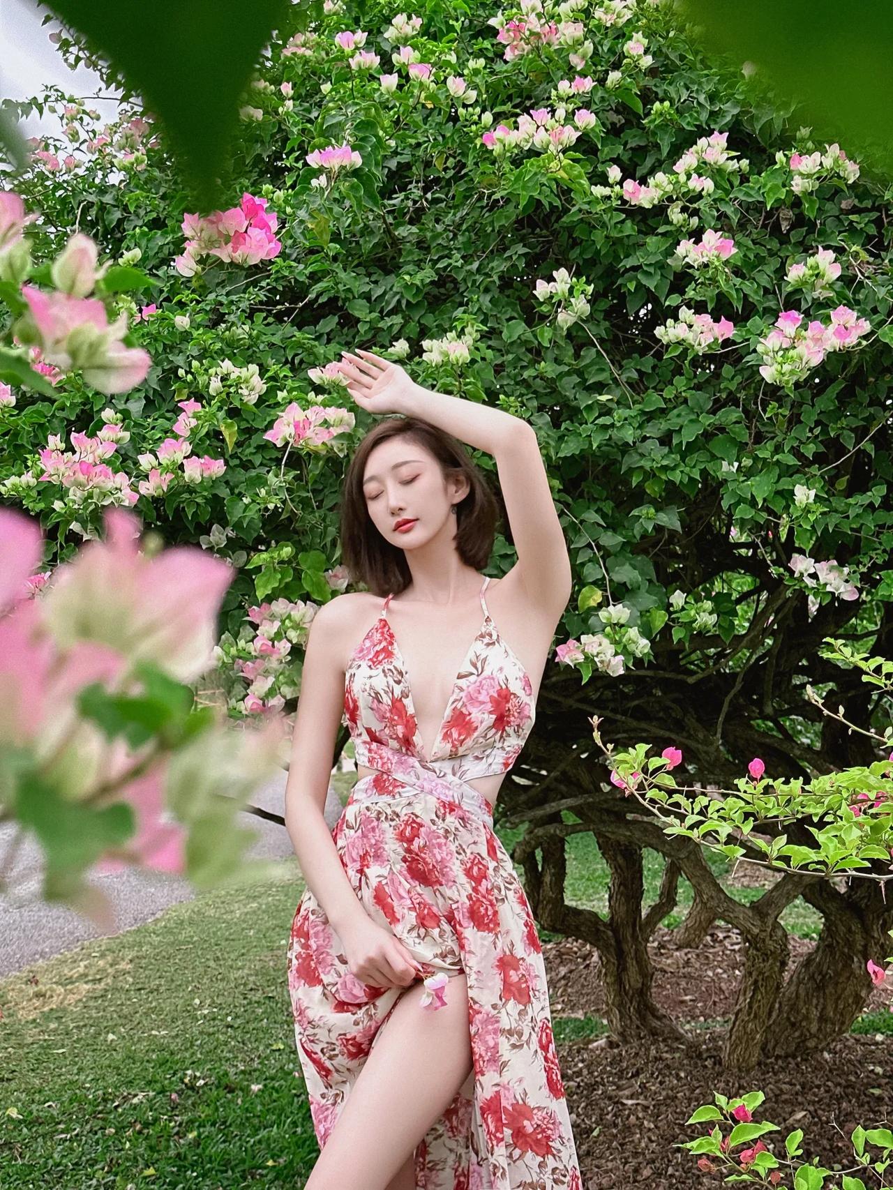 当我漫步于植物园，
翠叶掩映花婀娜。
春光灿烂，万物生发，
唯有一位佳人，
更显