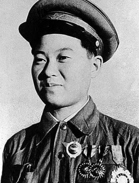 1950年，19岁的战斗英雄郭富，下身流血不止，被抬进医院，医生伸手就要解开衣扣