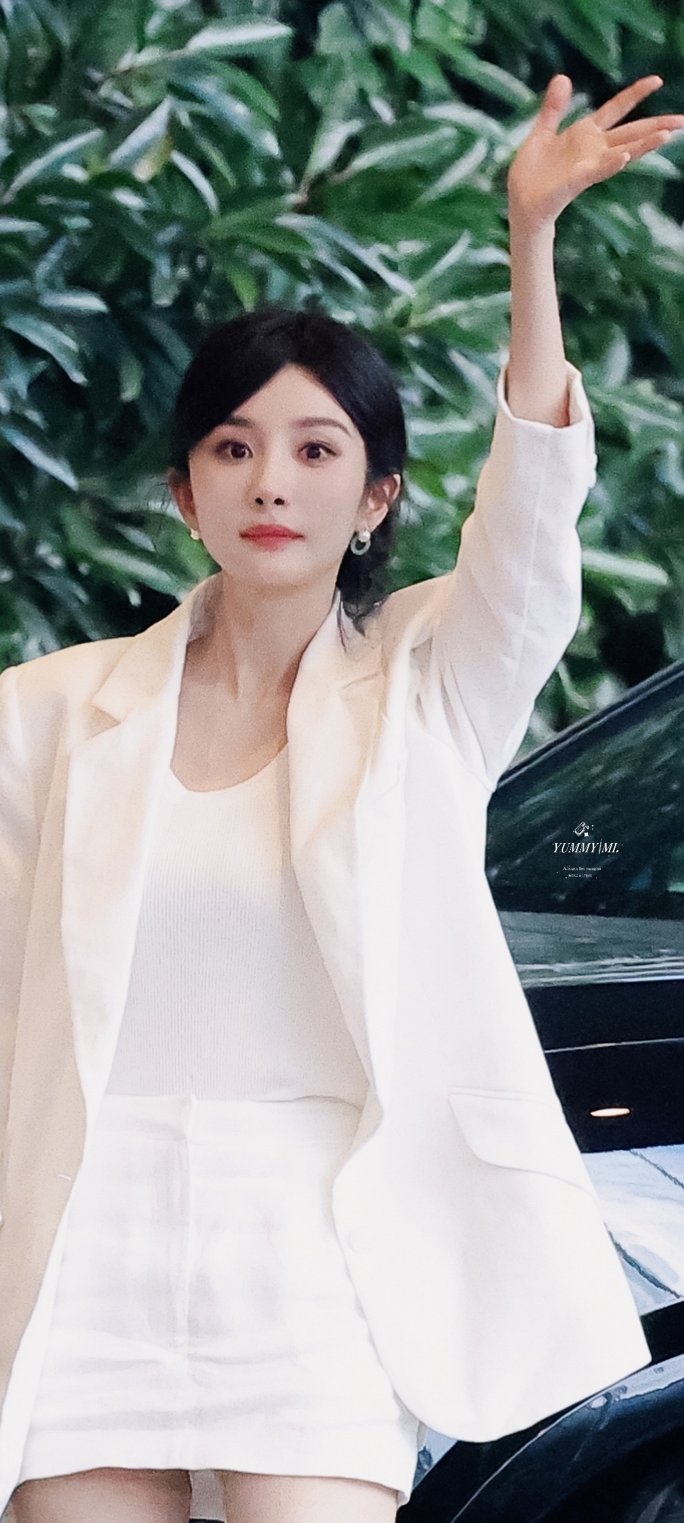 杨幂机场私服，一身白色套装，干练精致优雅大气。杨幂