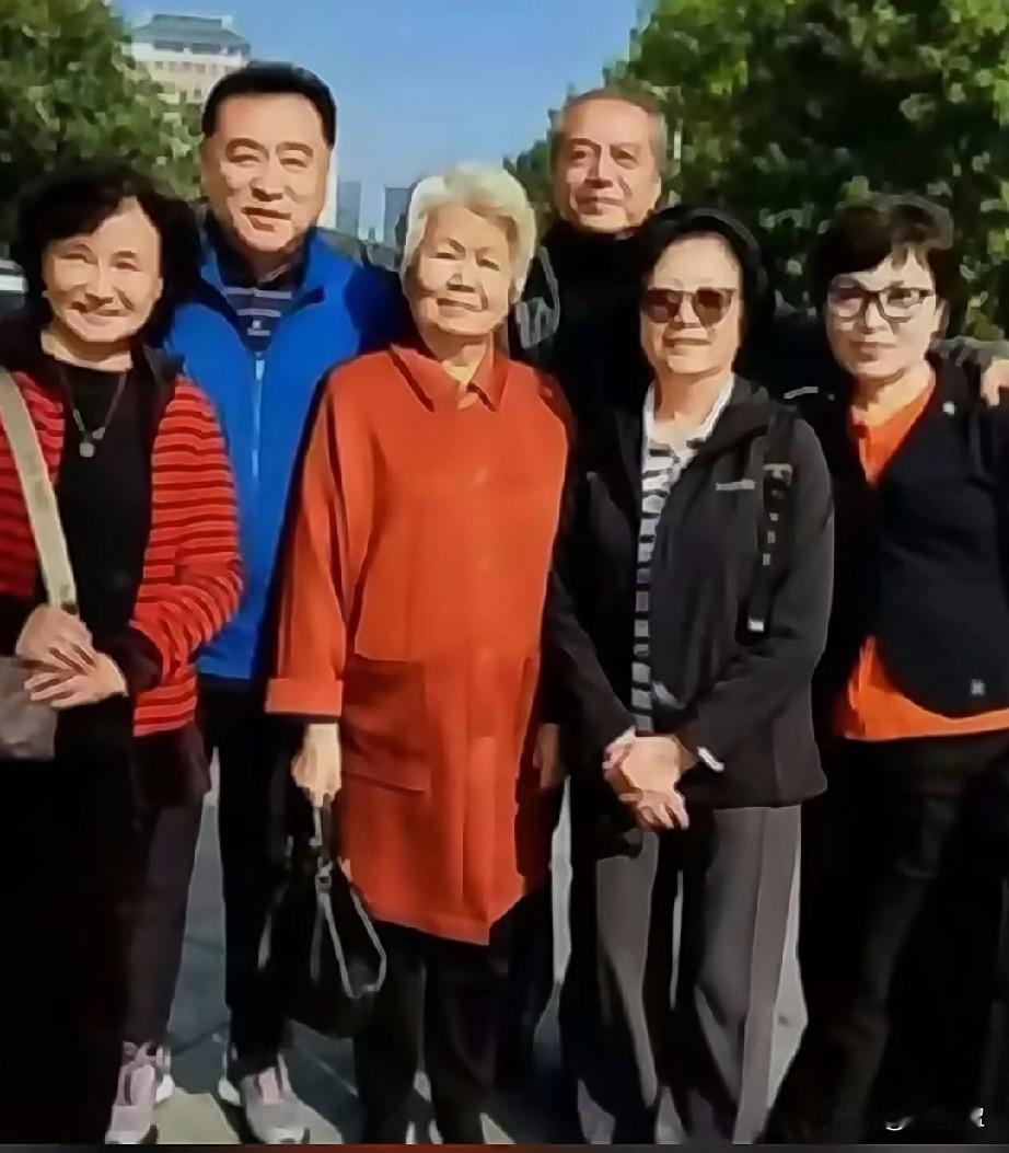 真是没想到
著名播音员邢志斌如今白发苍苍，体态发福，已经成为一位白发老奶奶，岁月