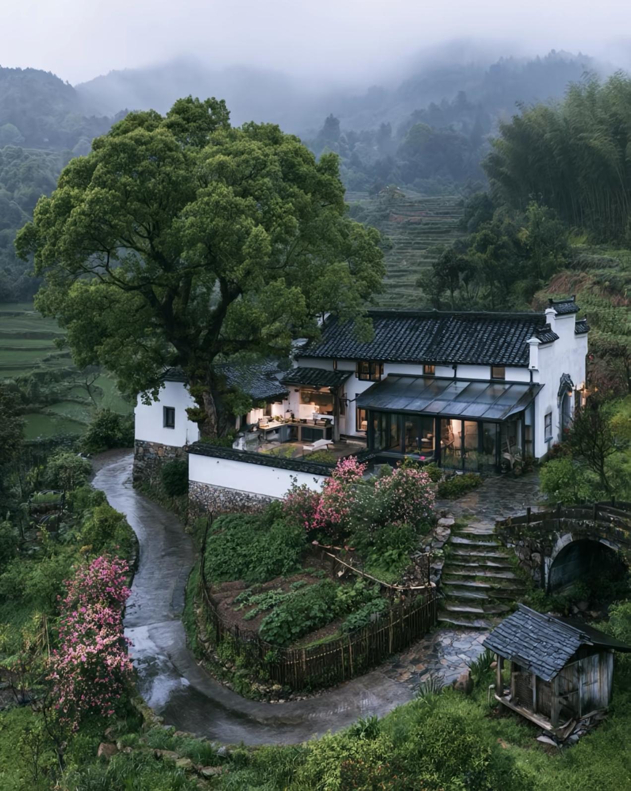 烟雨山间，古树老屋，石桥梯田，人间仙境。
 如果住在这里，给你多少钱你愿意留下来