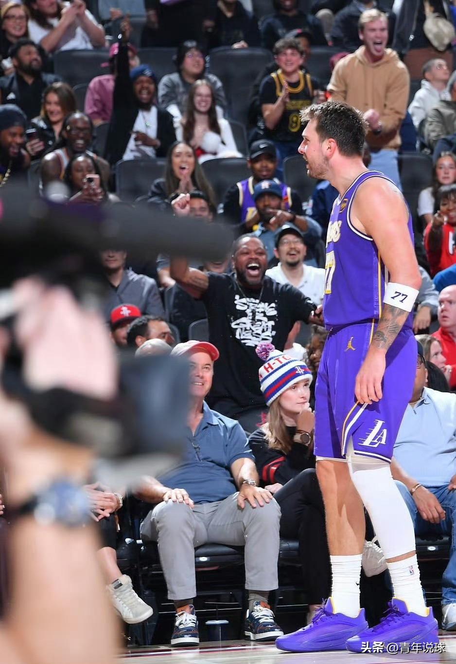 关键时刻的东契奇太豪横了！

第四节最后3分22秒，湖人队仅以110-109领先