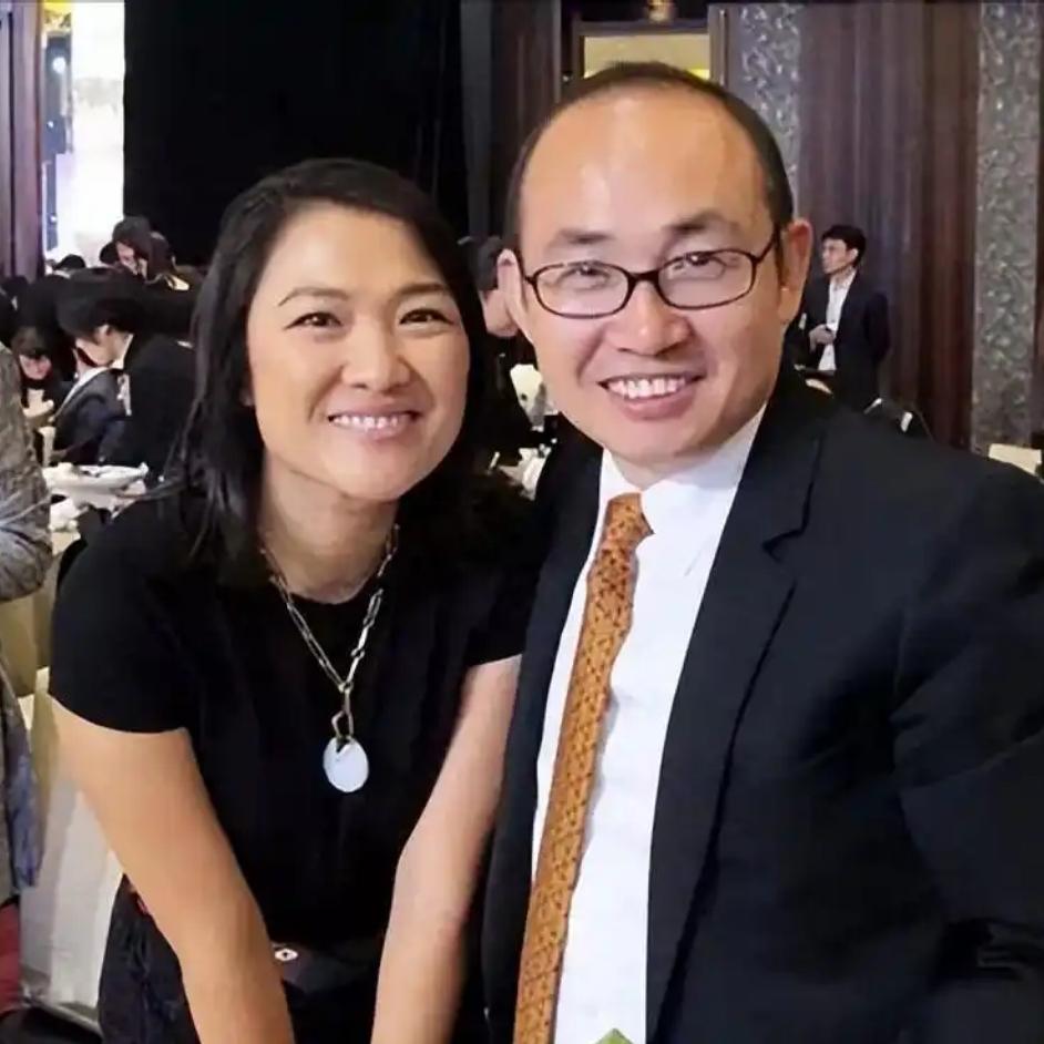 彻底封死后路！潘石屹百亿套现出海，25亿欠税再也躲不掉了
 
真的大快人心！曾经