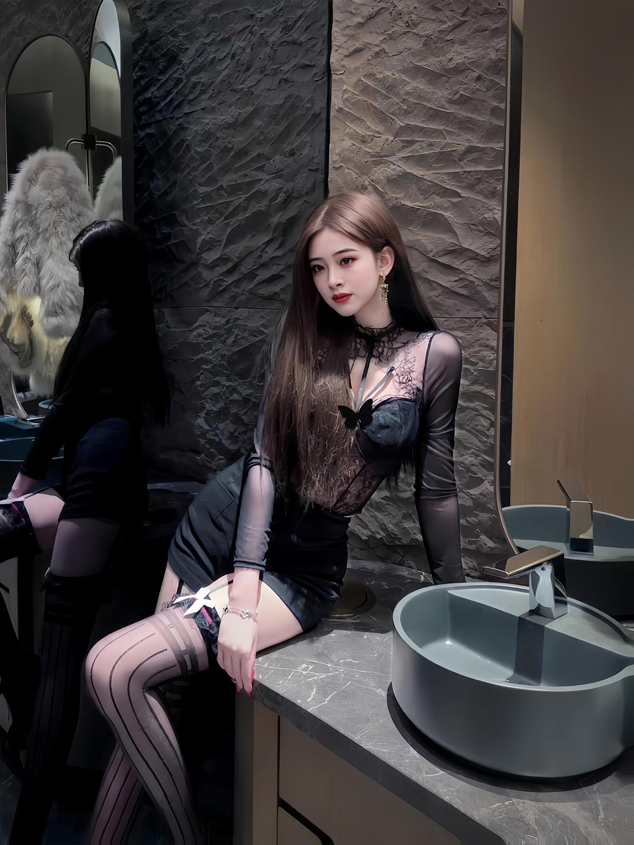 镜中人影动，花间月影长。