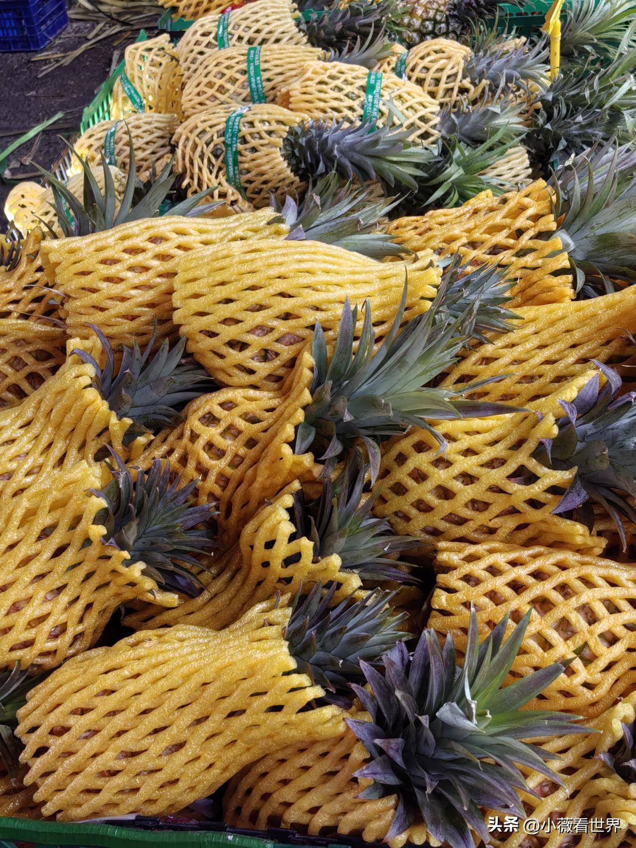 傍晚回家时，经过水果摊，忽然想买一个菠萝🍍吃。

看见菠萝摊前写着10元一个，