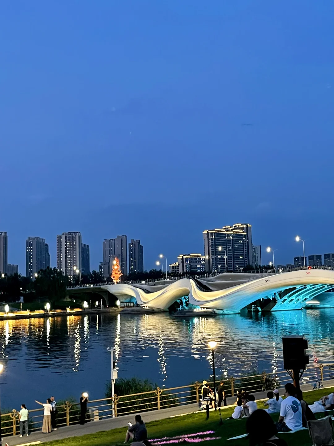 轮到你上台的时候，一定不要怂。世界不会为胆怯者让路，但会为勇敢者重新洗...
