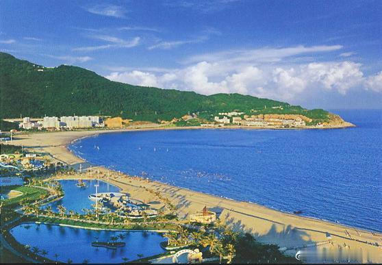 【大角湾】大角湾位于广东省阳江市海陵岛闸坡镇东南，背倚青山翠岭，以阳光、沙滩、海