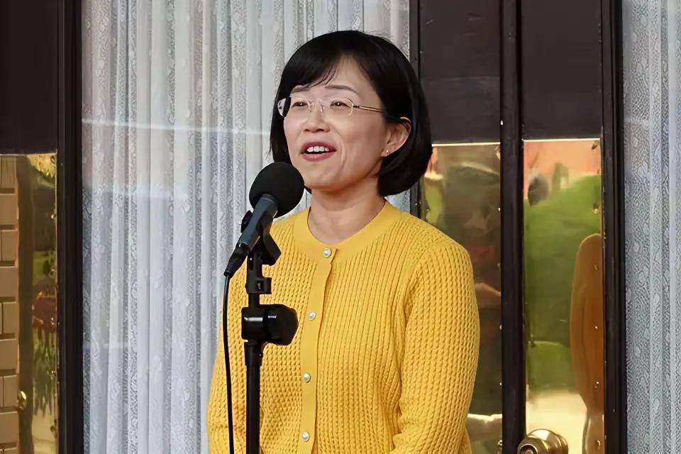 苏巧慧就连自己的父亲苏贞昌都能切割，他还有什么不敢做的。
苏巧慧看上去是缩小版的