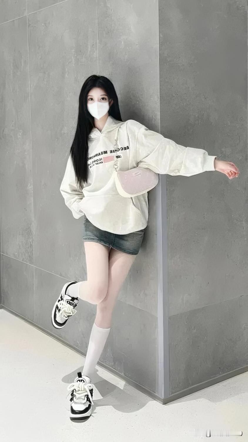 周一暴击：加班喜提常态化💼

中午刚扒完最后一口饭
领导紧急召唤：开会！
传达