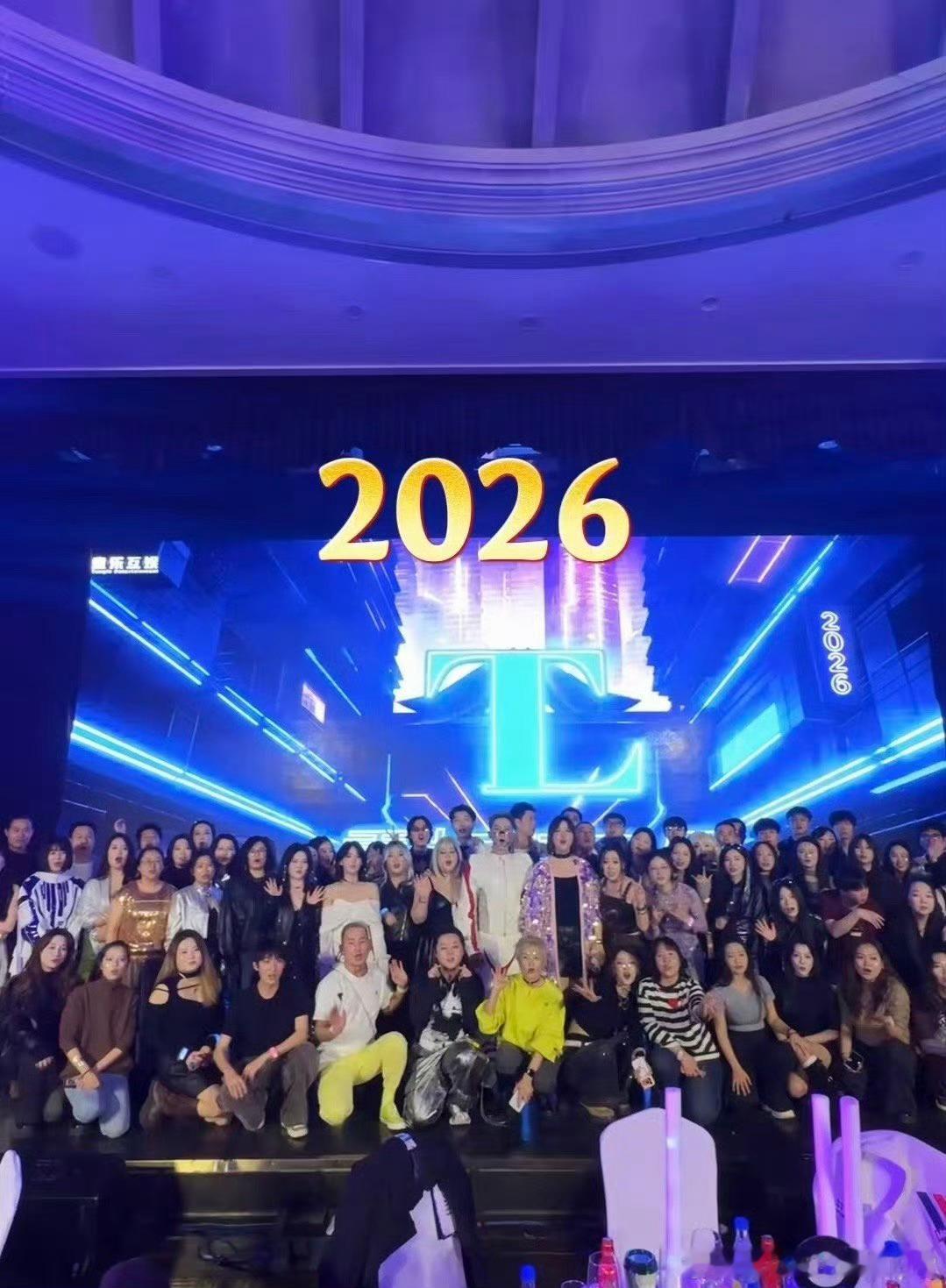 贾乃亮公司年会奖励万元红包朝哪个方向拜可以拥有这样的好老板，贾乃亮也太宠员工了吧