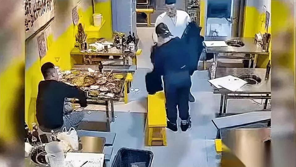 傍晚餐馆里的闹剧，全因男人的“不甘心”。

刚离婚的他攥着菜单点了满桌菜——都是