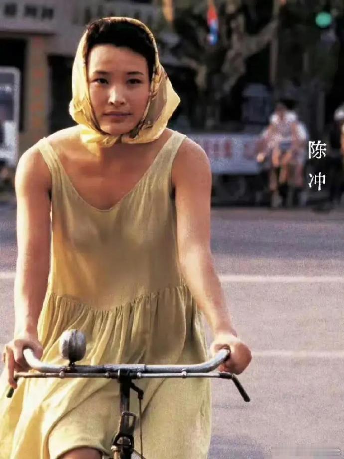 1988年，27岁的陈冲在上海街头，好喜欢这种年代感，穿的衣服现在也不过时​​​